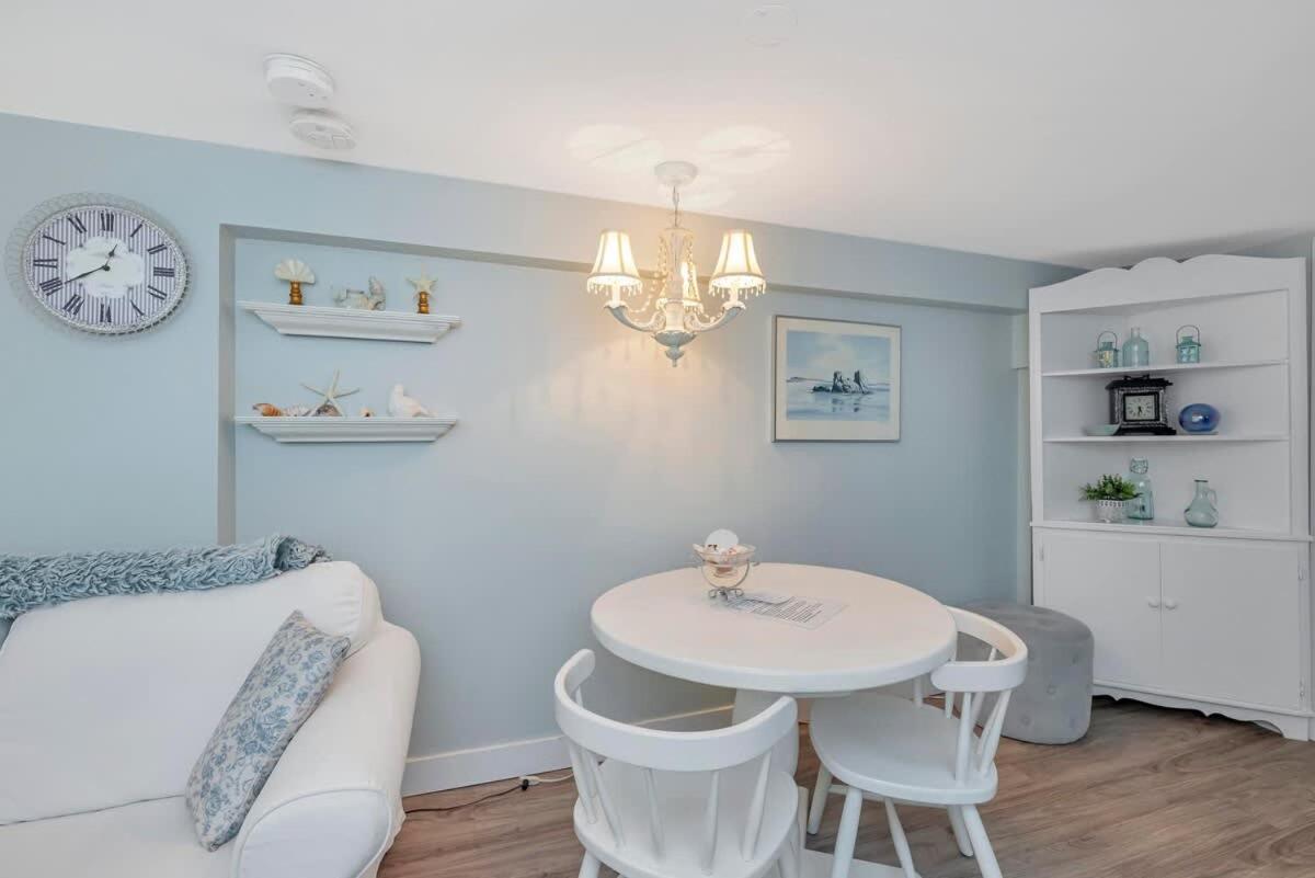 Quaint 1 Bedroom Lower Suite In Victoria, Bc エクステリア 写真