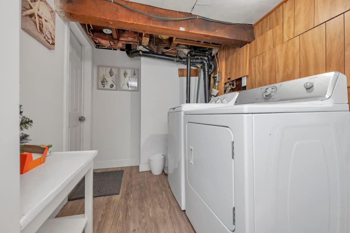 Quaint 1 Bedroom Lower Suite In Victoria, Bc エクステリア 写真