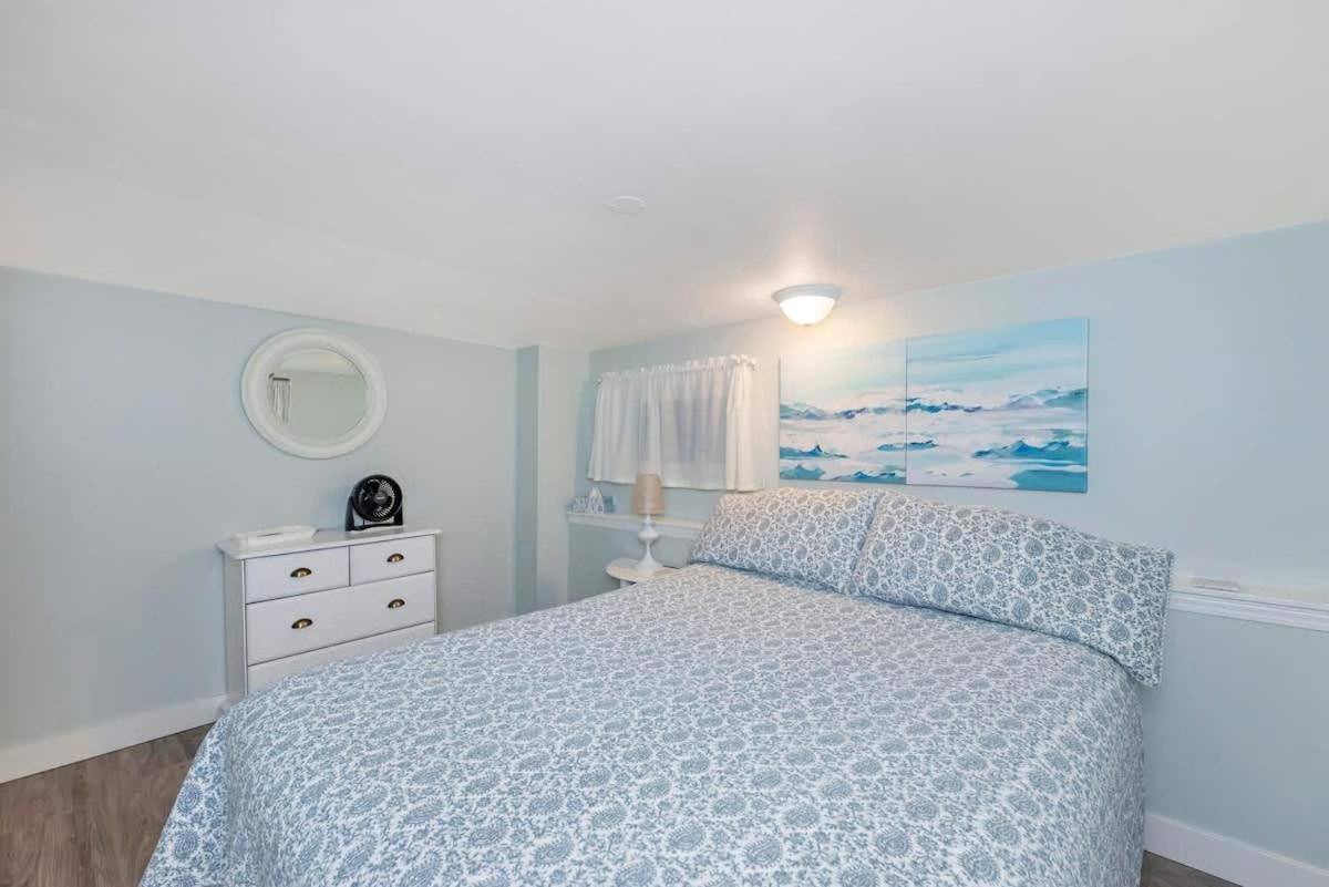 Quaint 1 Bedroom Lower Suite In Victoria, Bc エクステリア 写真