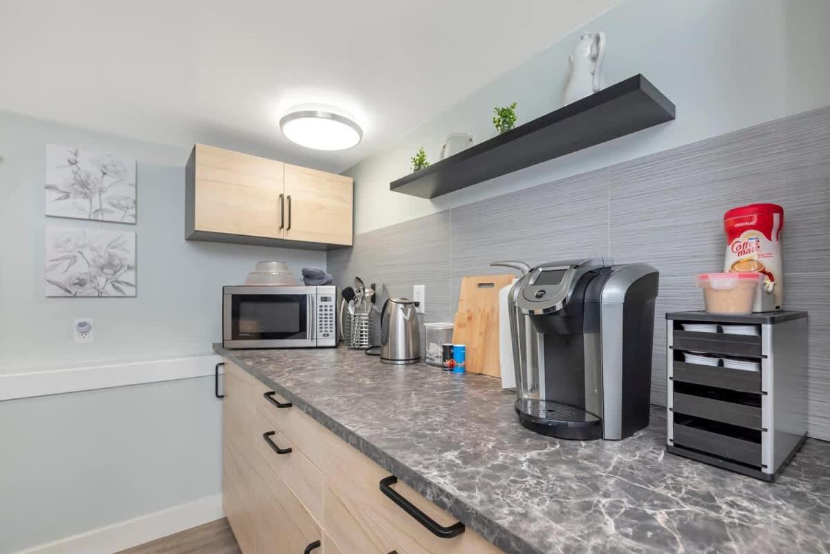 Quaint 1 Bedroom Lower Suite In Victoria, Bc エクステリア 写真