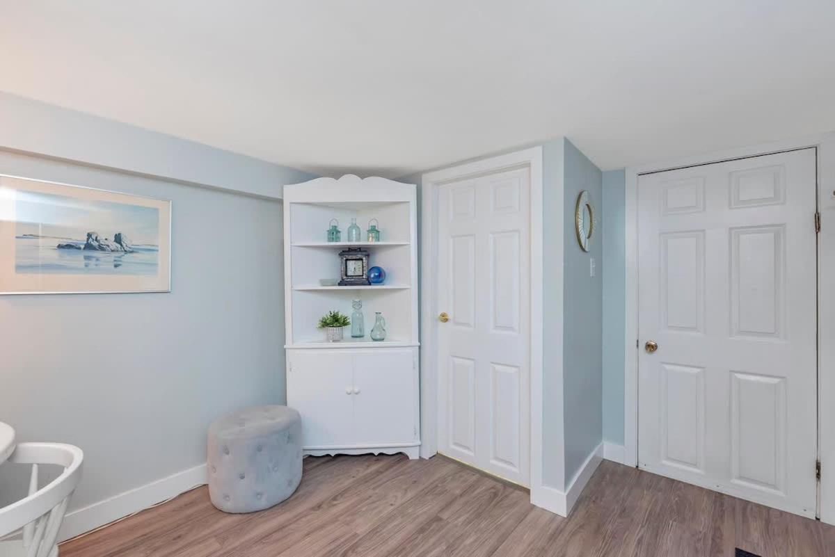 Quaint 1 Bedroom Lower Suite In Victoria, Bc エクステリア 写真
