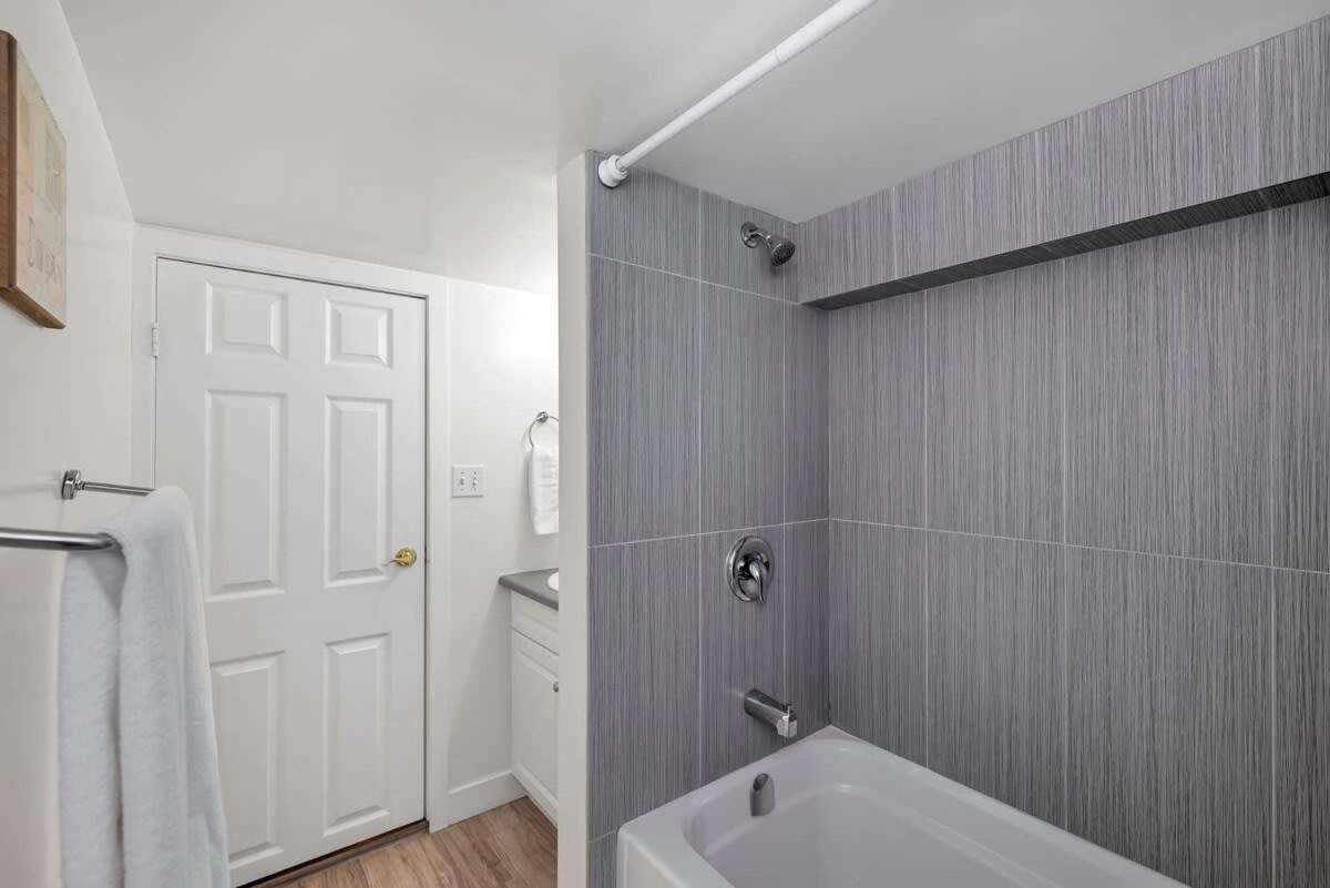 Quaint 1 Bedroom Lower Suite In Victoria, Bc エクステリア 写真