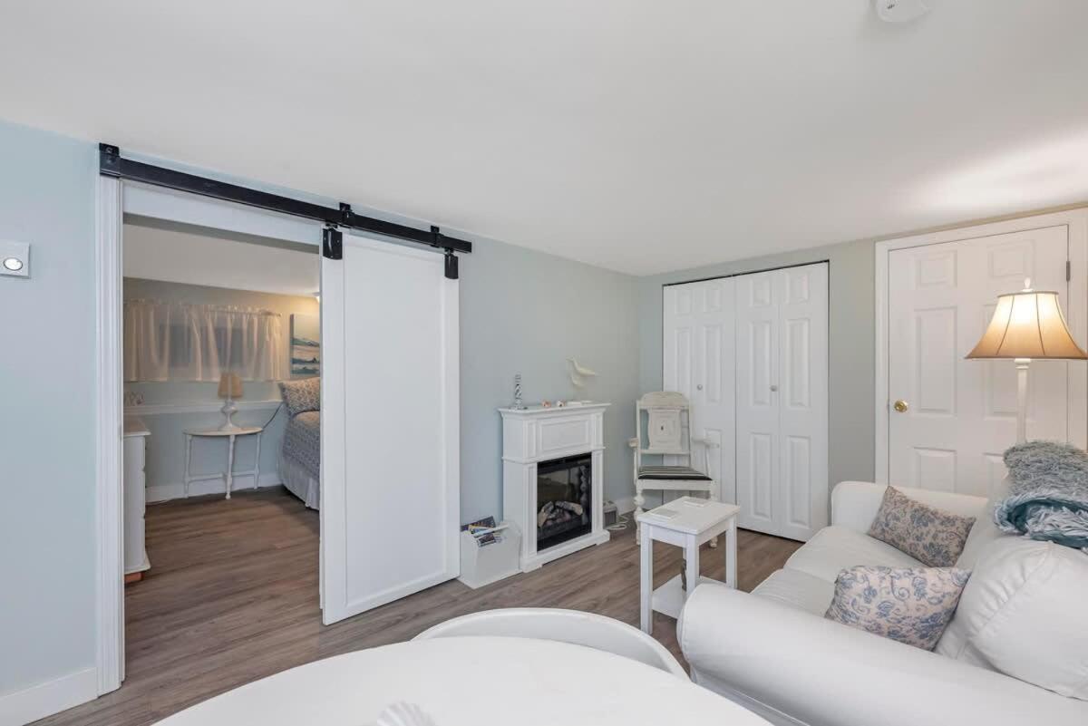 Quaint 1 Bedroom Lower Suite In Victoria, Bc エクステリア 写真