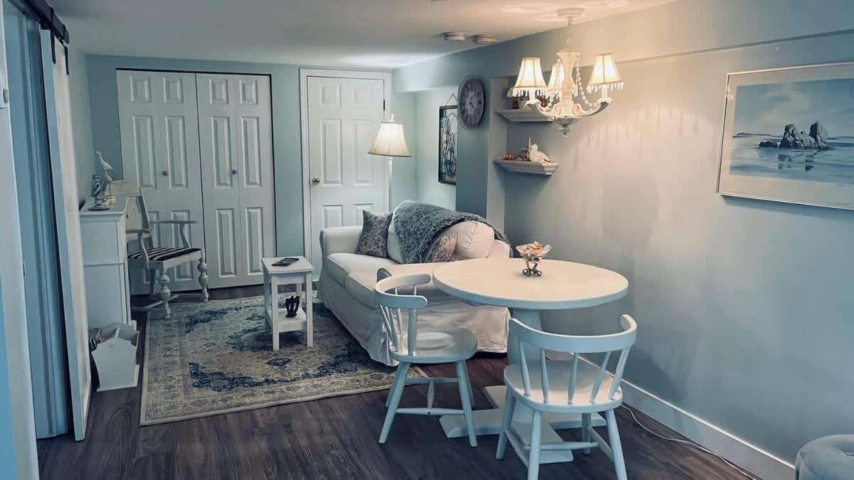 Quaint 1 Bedroom Lower Suite In Victoria, Bc エクステリア 写真
