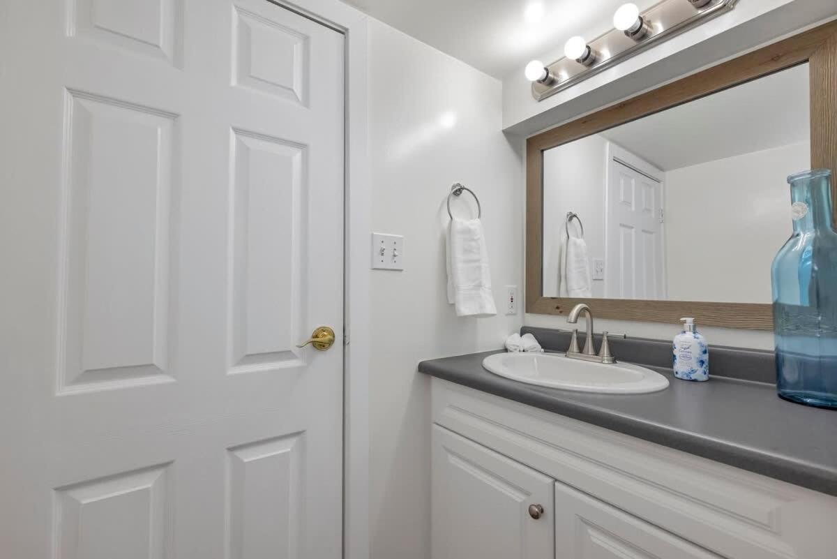 Quaint 1 Bedroom Lower Suite In Victoria, Bc エクステリア 写真